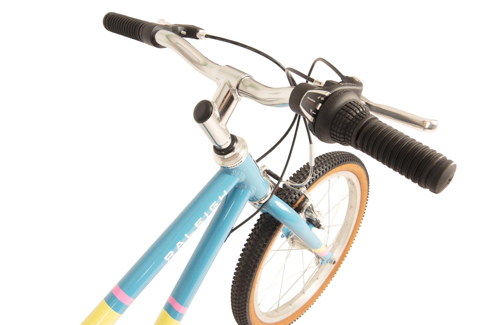 Handlebars on the Raleigh  Pop 18 inch kids bike in light blue colour